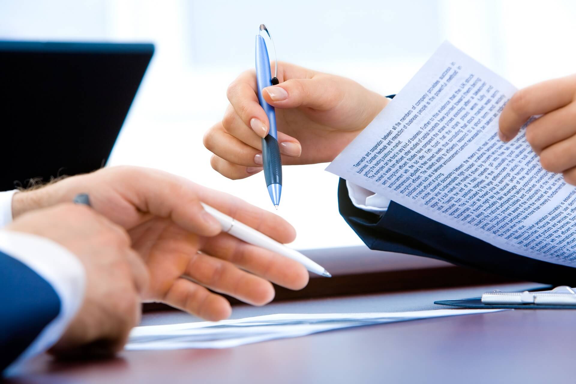 QUELLES SONT LES DIFFÉRENCES ENTRE LE CONTRAT DE PROFESSIONNALISATION ET D’APPRENTISSAGE ?